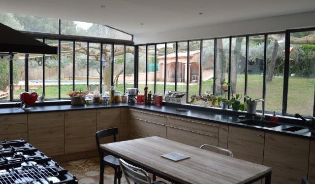 Une verrière à l'ancienne pour une cuisine dans un jardin.jpg