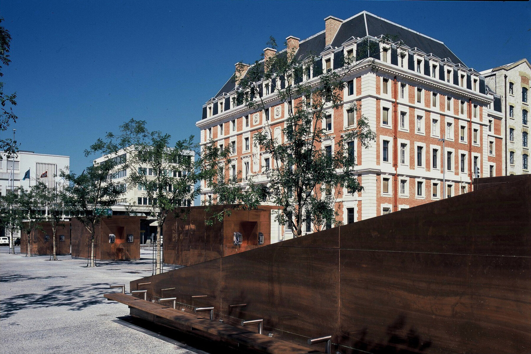 ᐅ Aménagement extérieur à Marseille ≡ Place de la Joliette par Marie