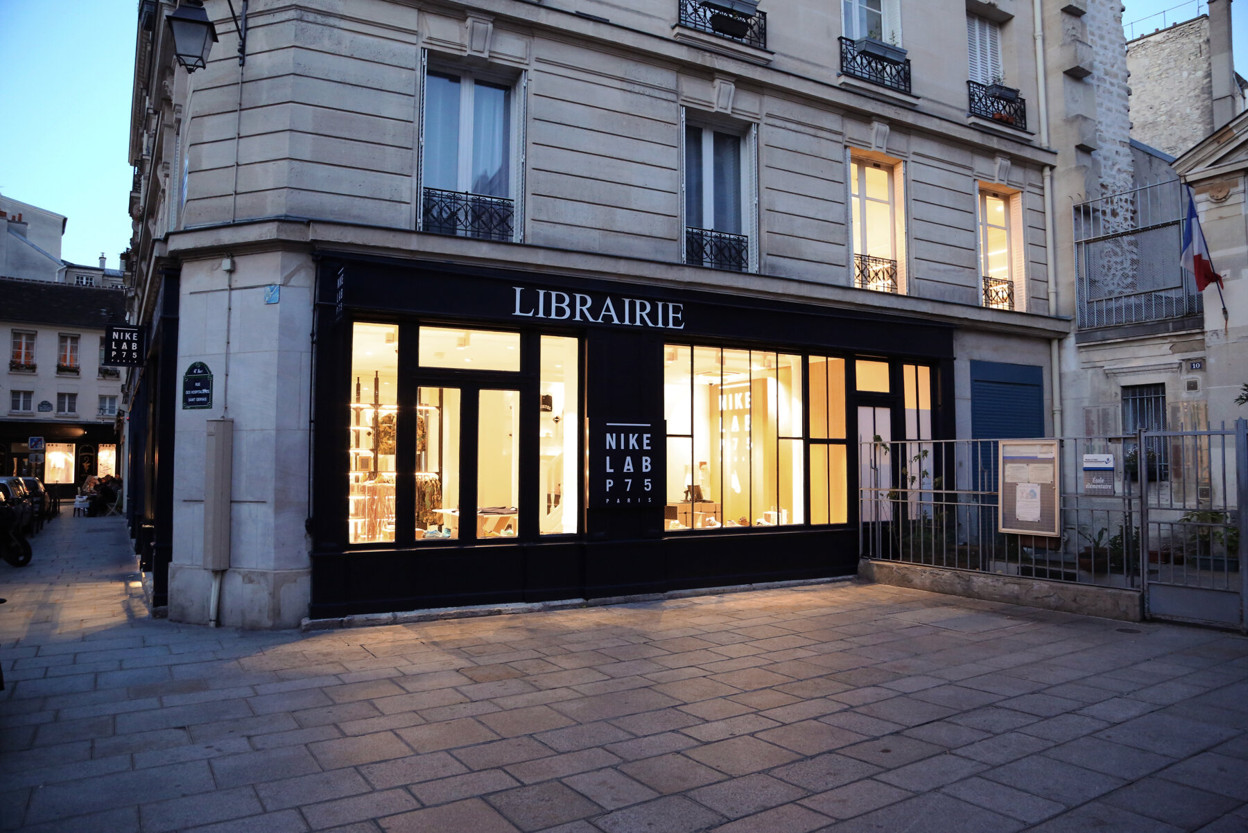 Bijbel . uitroepen ᐅ Rénovation à Paris 4e Arrondissement ≡ Nike Lab Store par Hugo -  Archidvisor