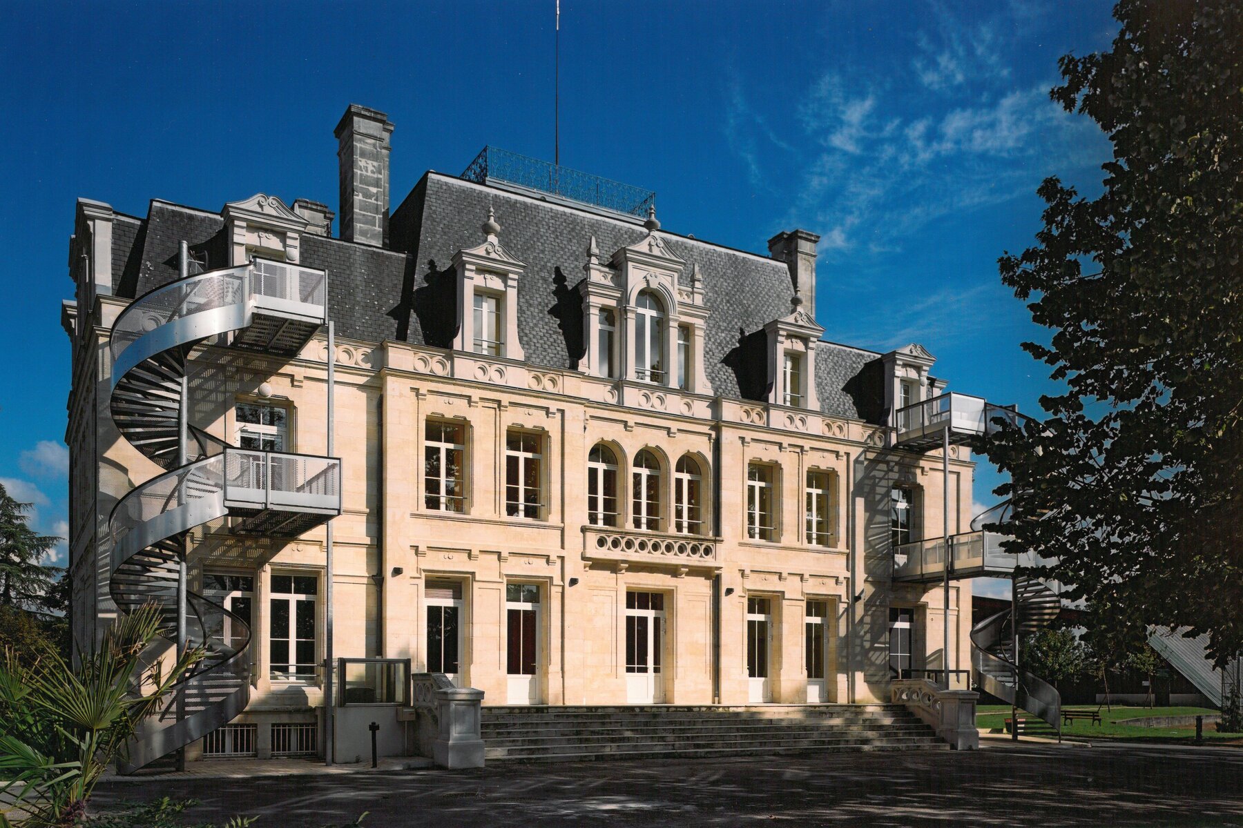 ᐅ Rénovation à Bassens ≡ CHATEAU DES GRIFFONS par Francois - Archidvisor