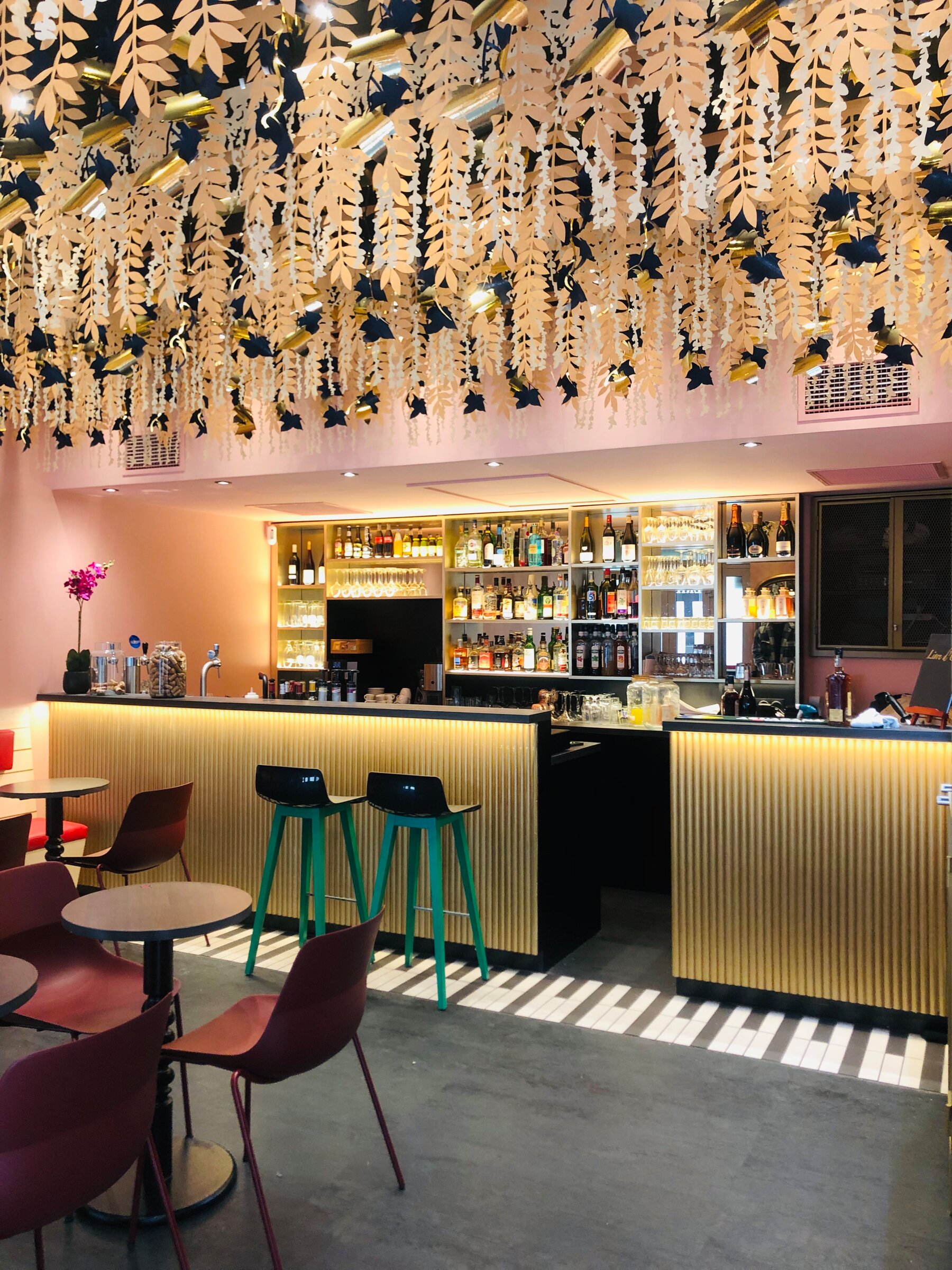 ᐅ Aménagement intérieur à Vienne ≡ Bar à Vin L'Oeno par Jeanne ...