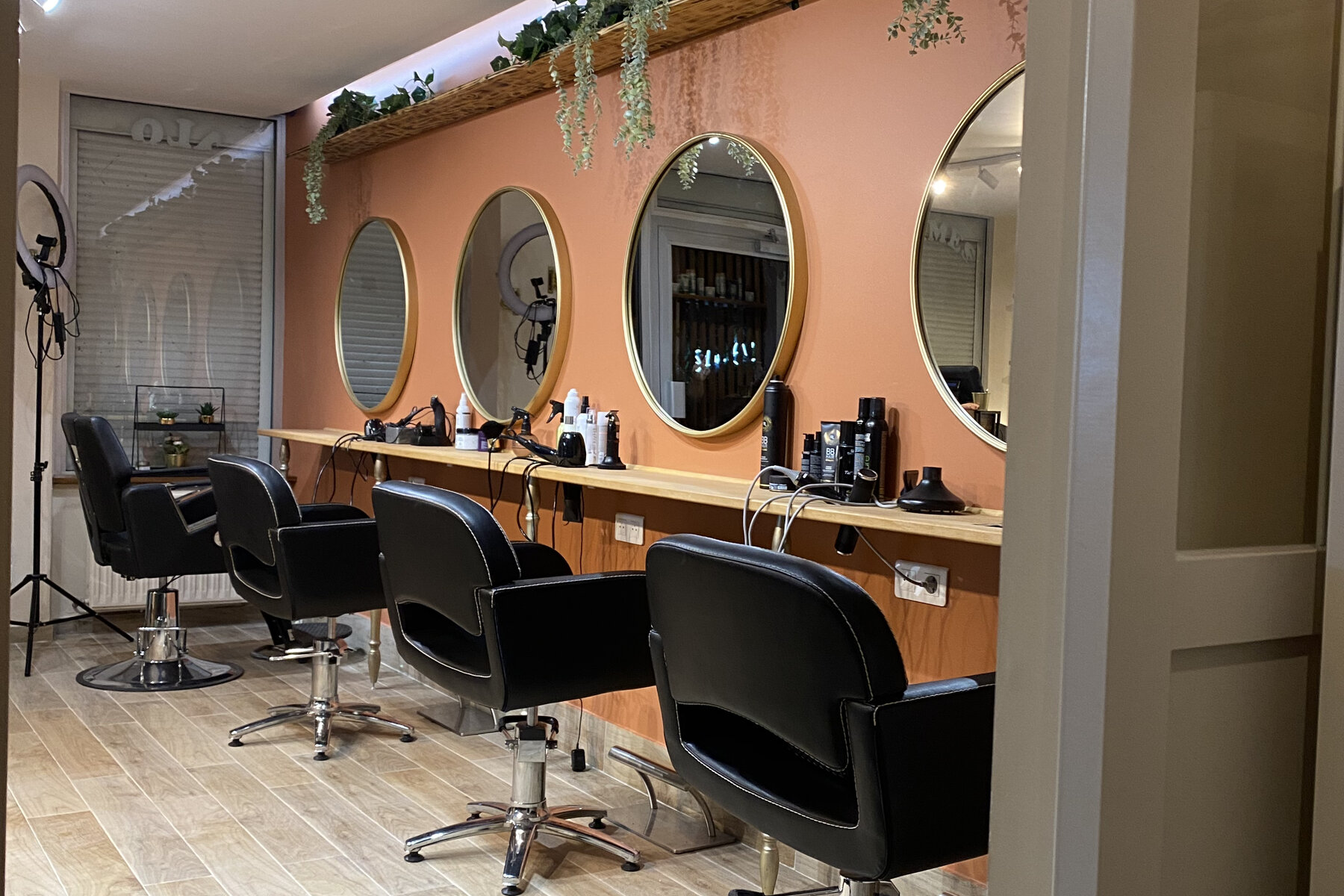 ᐅ Rénovation à Saint-Maximin ≡ SALON DE COIFFURE par Loriane - Archidvisor