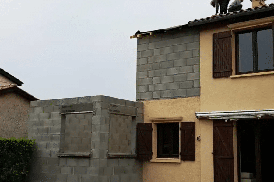 Projet Rénovation, extension et surélévation d'une maison à Genas réalisé par un contractant général Archidvisor