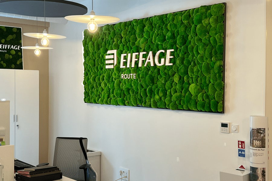 Projet Logos et Cadres Végétaux Stabilisés – Eiffage réalisé par un décorateur Archidvisor